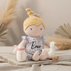 Personalisierte Kuschelpuppe für Babys mit Name als Geschenk zur Geburt im neutralen Kinderzimmer