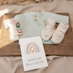 Frühchen Geschenkset mit mintgrünem Langarmshirt, Babyschuhen, Rassel, Grußkarte „Kleines Wunder“ und gratis Waschlappen liebevoll arrangiert auf Holzbrett